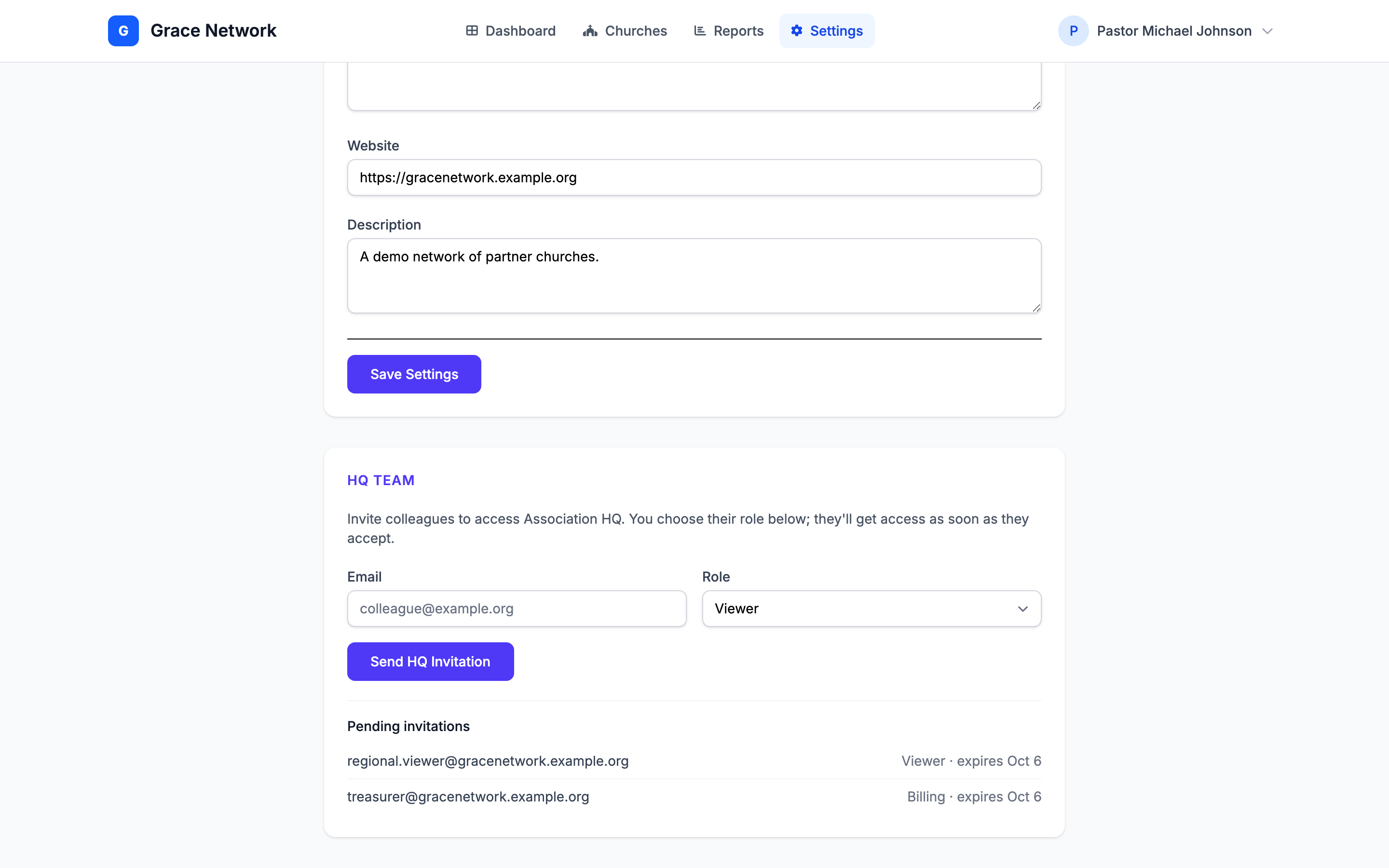 Страница «Настройки», карточка «Команда штаб-квартиры» — поле «Email», выпадающий список «Роль» со значением «Наблюдатель», кнопка «Отправить приглашение в штаб-квартиру» и два ожидающих приглашения с ролями и датами истечения